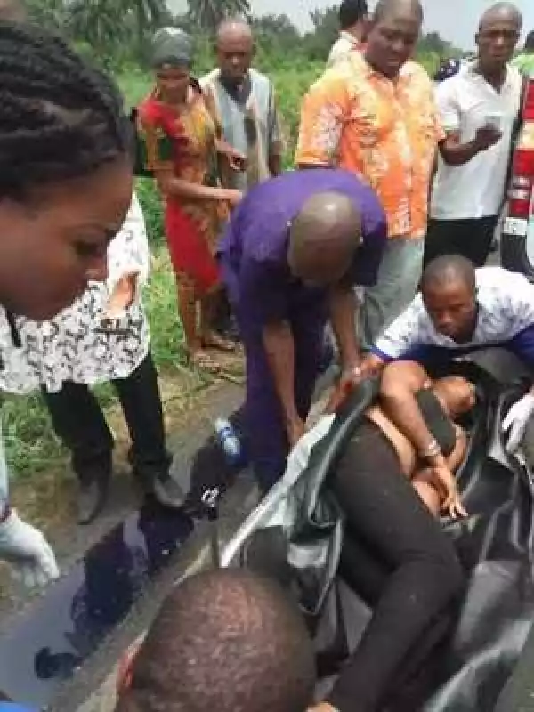 Pretty Lady In Critical Condition After Accident Along Aba-Port Harcourt Road (Photos)